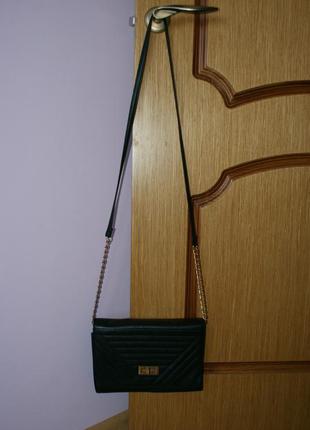 Стильная сумочка  по бокам на цепочках