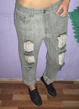 Рваные джинсы бойфренды со стразами4 фото