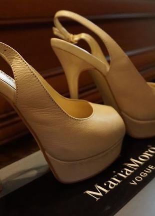 Бежеві босоніжки на високих підборах