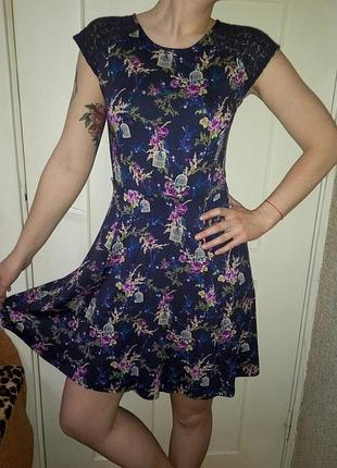 Красивое платье с нежным принтом oasis