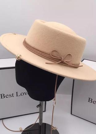 Шикарна вовняна бежева шляпа капелюх rb федора 2024  з ланцюжком та декором брендовий кепка8 фото