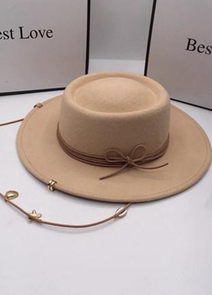 Шикарна вовняна бежева шляпа капелюх rb федора 2024  з ланцюжком та декором брендовий кепка7 фото