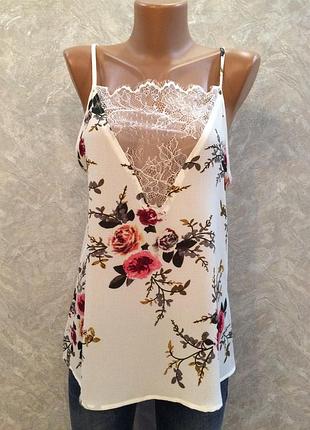 Майка в цветы с гипюровой вставкой