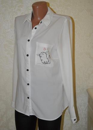 Біла сорочка з вишивкою котика
