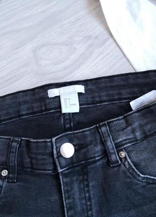 Серые джинсовые шорты с необработанным низом и фабричными потертостями.4 фото