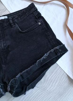 Графитовые джинсовые шорты с подворотами и необработанным краем.2 фото