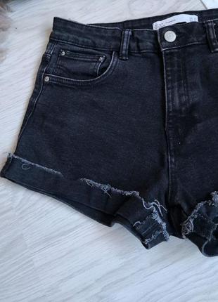 Графитовые джинсовые шорты с подворотами и необработанным краем.4 фото
