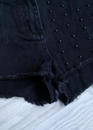 Черный плотный джинсовый шорты с необработанным низом одна сторона в заклепках6 фото