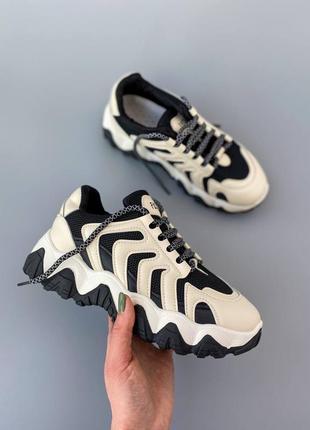 Бежеві кросівки