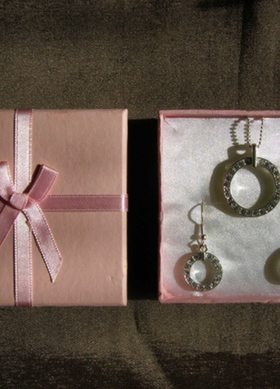 Стильний набір біжутерії сережки підвіска в подарунковій коробочці1 фото