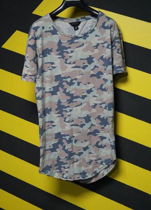 Удлиненная камуфлированная футболка