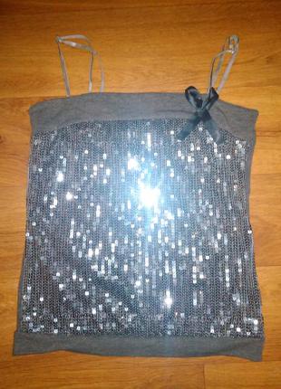 Топик с паетками на бретелями куплен в италии.