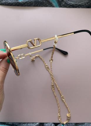 Трендові сонцезахисні окуляри з цепочкою, очки з ланцюжком шестигранні в стилі valentino7 фото