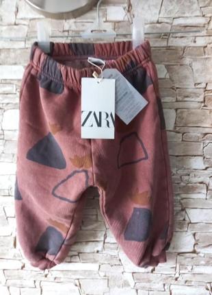 Джогеры с интересным принтом от zara.