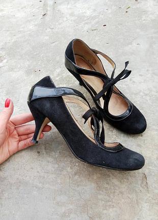38р/24.5 роскошные черные замшевые туфли с завязкой, с лаковой вставкой,кожаные.
