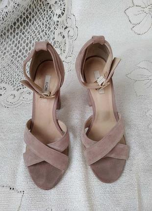 Оригінальні  пудрові босоніжки 38/39 розмір від monki