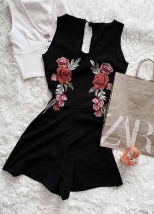 Чорний ромпер комбінезон з квітами