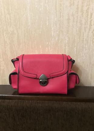 Яркая летняя сумочка bershka