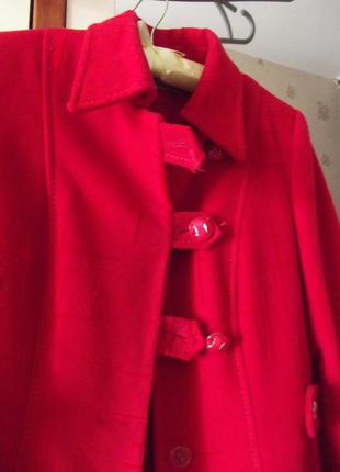 Красное стильное пальто, смотрится отлично