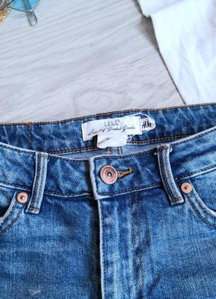 Синие винтажные плотные джинсовые шорты с необработанным низом и легкими потертостями.9 фото