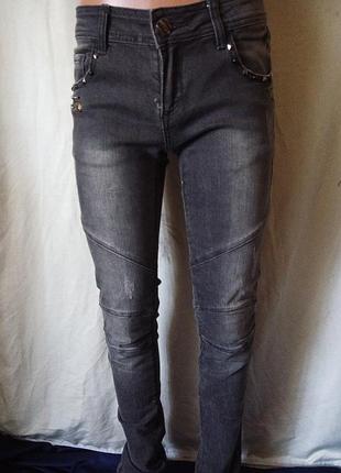 Стильные джинсы скинни