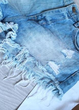 Голубые винтажные джинсовые шорты на высокой посадке с рваной бахромой и фабричными рваностями5 фото