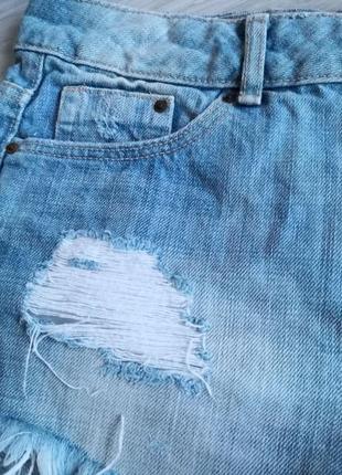 Голубые винтажные джинсовые шорты на высокой посадке с рваной бахромой и фабричными рваностями8 фото