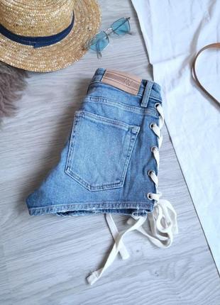 Голубые плотные стрейчевые винтажные джинсовые шорты на высокой посадке с белой шнуровкой по бокам5 фото