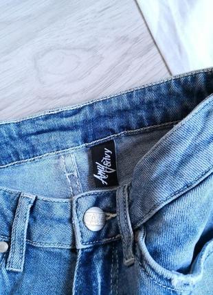 Голубые плотные стрейчевые винтажные джинсовые шорты на высокой посадке с белой шнуровкой по бокам7 фото