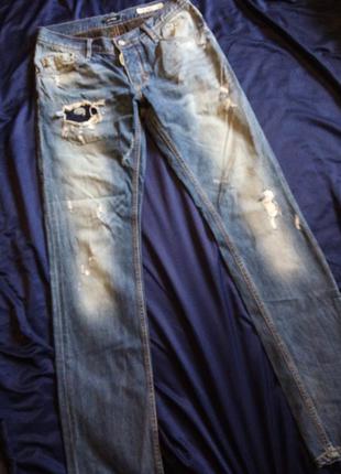 Брендовые джинсы с порваностями в черной и белой краске