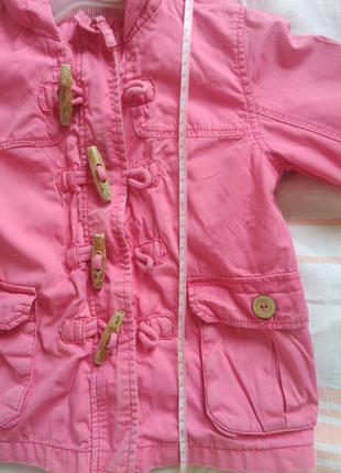 Розовая куртка-ветровка с капюшоном5 фото