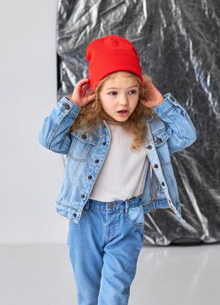 Червона шапка дівчинці