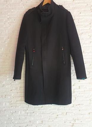 Стильне чоловіче пальто zara