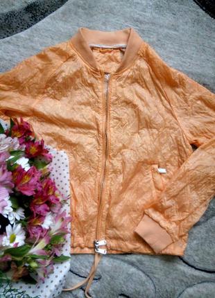 Персиковый бомбер с кружевной подкладой