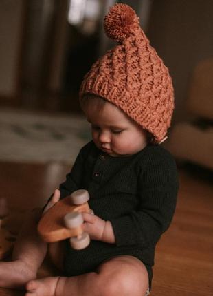 Вязаная шапка с помпоном на подкладке