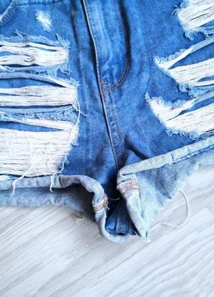 Ярко голубые мармуровые джинсовые шорты на высокой посадке с фабричными рваностями3 фото