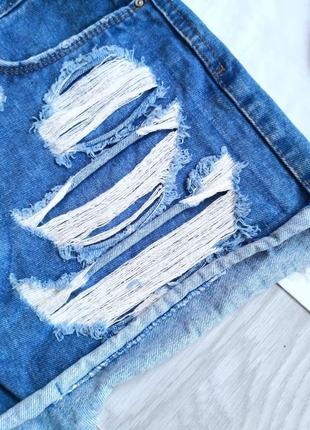 Ярко голубые мармуровые джинсовые шорты на высокой посадке с фабричными рваностями7 фото