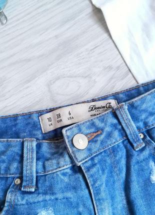 Ярко голубые мармуровые джинсовые шорты на высокой посадке с фабричными рваностями6 фото