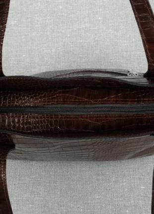 Женская сумка из кожи с тиснением коричневая6 фото