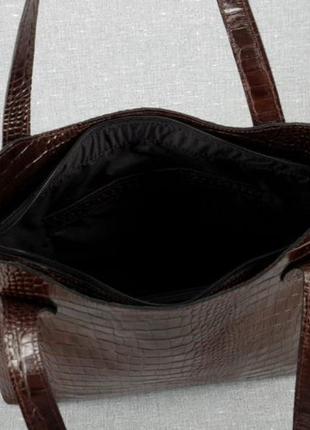 Женская сумка из кожи с тиснением коричневая7 фото