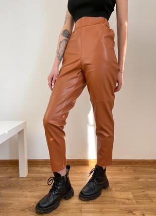 Жіночі брюки із екошкіри10 фото