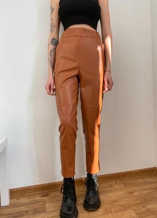 Жіночі брюки із екошкіри8 фото