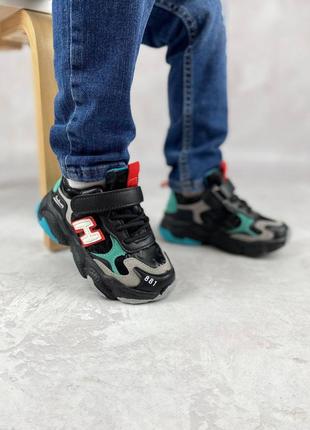 Фирменные кроссовки