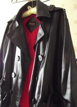 Фирменный плащ roberto cavalli оригинал черное и красное смотрится дорого в моде всегда3 фото