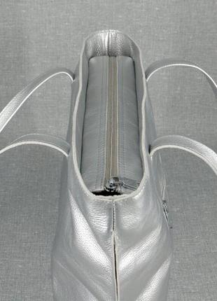 Жіноча шкіряна сумка на довгих ручках срібляста3 фото