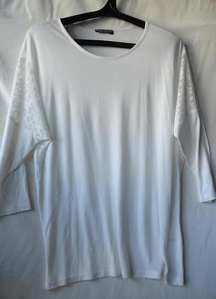Легкая блуза -  футболка с кружевной вставкой