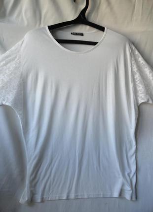 Легкая блуза -  футболка с кружевной вставкой4 фото