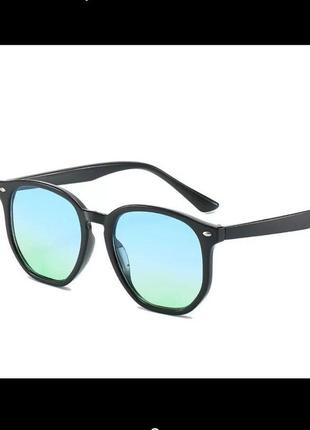 Стильні окуляри з синьо-зеленою лінзою