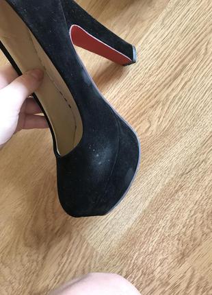 Чёрные замшевые туфли на высоком каблуке4 фото