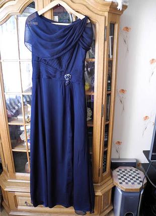 Легкое шифоновое платье adriana papell с брошью -для придания элегантности и стройности.